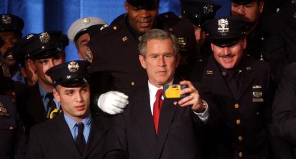 El momento en que George W. Bush no puede sacarse un selfie y le pide ayuda a Obama. Luego se vuelve viral en YouTube. (Foto: Getty Images)