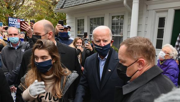 El día de las elecciones, Joe Biden se paseó por su querida Scranton, Pensilvania. Lo rodean agentes del Servicio Secreto. (Photo by Angela Weiss / AFP)
