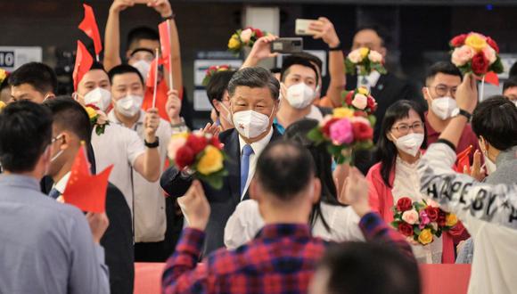 El presidente chino, Xi Jinping, saluda a las personas que dan la bienvenida a su llegada a la estación de tren de West Kowloon, antes del 25.º aniversario de la entrega de la antigua colonia británica al gobierno chino, en Hong Kong, China.