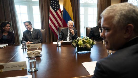 El presidente de Estados Unidos, Joe Biden, se reúne con el presidente de Colombia, Iván Duque, en la Sala del Gabinete de la Casa Blanca, Washington, DC. (Foto: EFE/EPA/Doug Molinos / PISCINA).