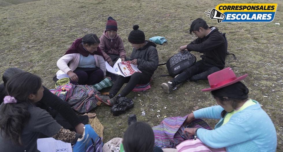 En Huancavelica un grupo de estudiantes busca señal para poder realizar sus clases a distancia.