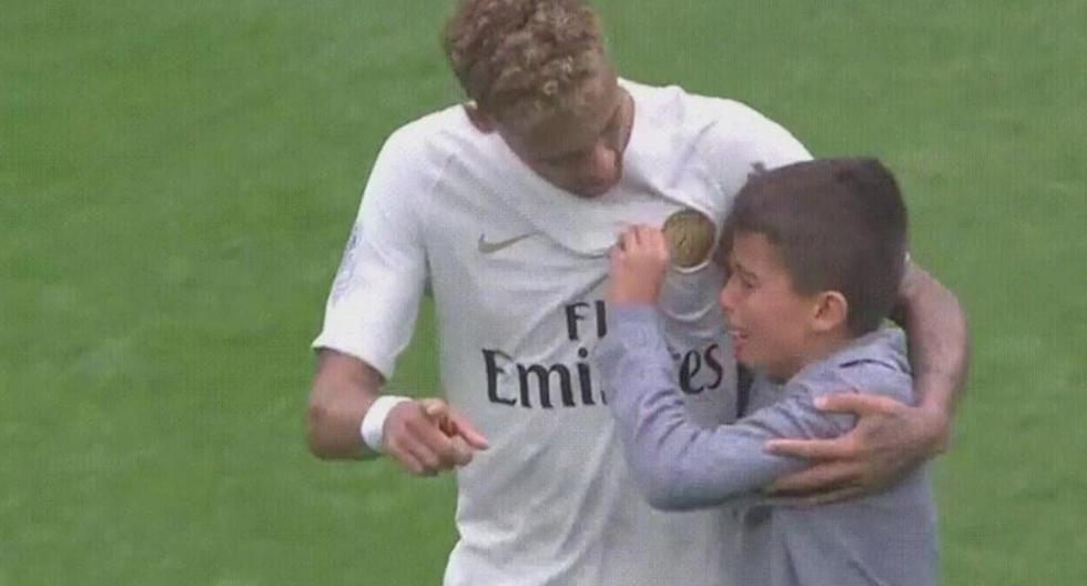 Un niño invadió el campo para pedirle a Neymar que le regalase su camiseta del PSG. | Foto: Captura