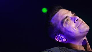 Robbie Williams se queja de cirugía: “No puedo mover mi frente”