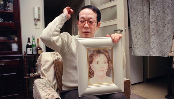 Issei Sagawa, asesino de la estudiante holandesa Renée Hartevelt, sostiene una fotografía de una mujer occidental durante una entrevista con la AFP el 5 de febrero de 1992, en su apartamento de soltero en Yokohama, Japón. (JUNJI KUROKAWA / AFP).