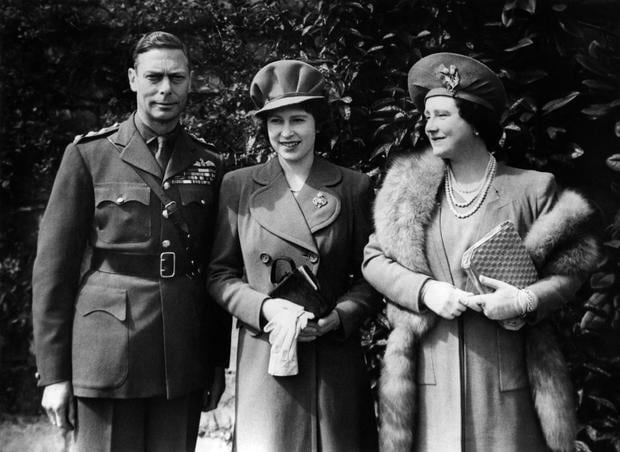 Król Jerzy VI, księżniczka Elżbieta i Elżbieta Bowes-Lyon w 1944 r. (Zdj .: AFP)