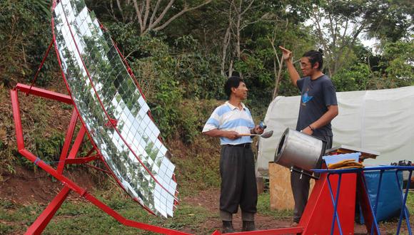 Café Compadre permite revalorar la pequeña agricultura rural, y permite que los pequeños agricultores usen la energía solar para tostar los granos de café.