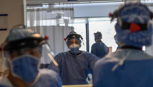 El personal médico atiende a un paciente en la unidad de cuidados intensivos para pacientes infectados por Covid-19 en el Centro Médico Docente Trinidad, en Caracas, el 19 de marzo de 2021. (Foto: Federico PARRA / AFP)