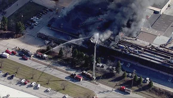 Un incendio en la fábrica I. Schumann & Co. en Bedford, Ohio, Estados Unidos, el 20 de febrero de 2023. (Foto de SkyFOX)