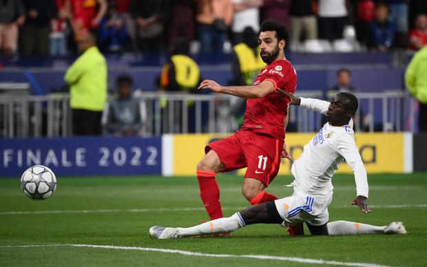 Liverpool's Egyptian midfielder Mohamed Salah (L) shoots but fails to score during the UEFA Champions League final football match between Liverpool and Real Madrid at the Stade de France in Saint-Denis, north of Paris, on May 28, 2022.  (Photo by FRANCK FIFE / AFP)
