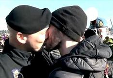 YouTube: el beso gay que ha hecho historia en la marina de Canadá