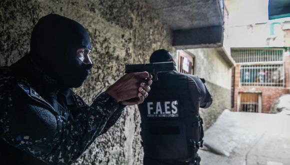 Los miembros del Faes ocultan su identidad con una capucha Se les acusa de varios crímenes. Foto: AFP, vía El Tiempo de Colombia