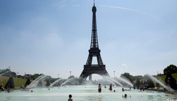 Las personas se refrescan en la Fuente del Trocadero frente a la Torre Eiffel en París.(Foto: AFP)