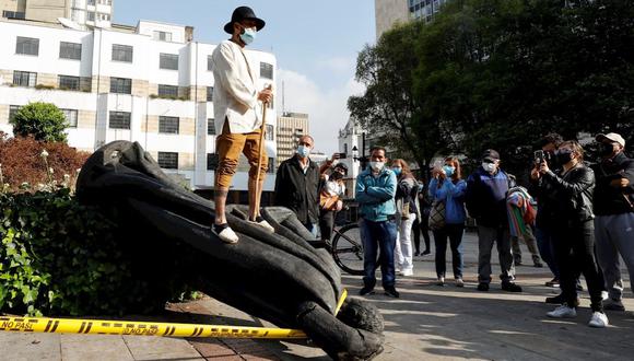 Indígenas de la comunidad Misak derriban una estatua de Gonzalo Jiménez de Quesada, fundador de Bogotá. (Foto: EFE/ Mauricio Dueñas Castañeda)
