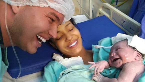 Una niña recién nacida le sonríe a su papé tras escuchar su voz y enternece al mundo. (Foto: GRIT).