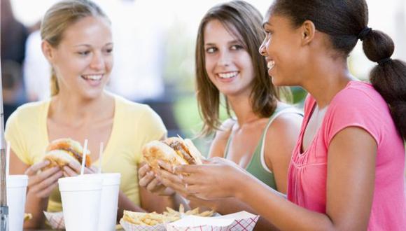 El estudio halló que la asociación entre los ftalatos y el comer fuera era mayor para los adolescentes. (Foto: Monkeybusinessimages/Getty Images)