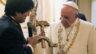 ¿El Papa se molestó por el "crucifijo comunista" de Evo?