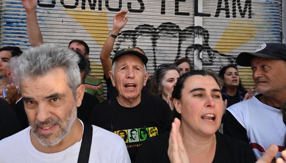 Periodistas y personas se manifiestan frente a la sede de la agencia estatal de noticias Telam durante una protesta mientras miembros de la Policía Federal Argentina vigilan la entrada en Buenos Aires el 4 de marzo de 2024. (Foto de Luis ROBAYO/AFP)