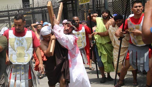En la escenificación de la muerte de Jesús participaron unos 250  internos del penal Miguel Castro Castro. (INPE)