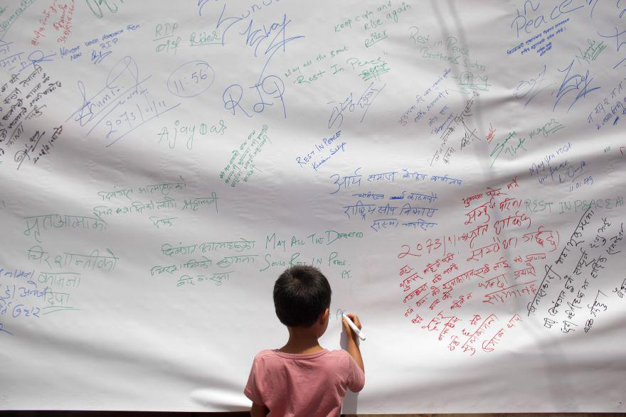 A un año del terremoto, Nepal recuerda a las 9.000 víctimas - 4