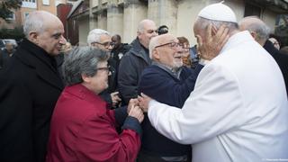 La sorpresiva visita del papa Francisco a unos adultos mayores