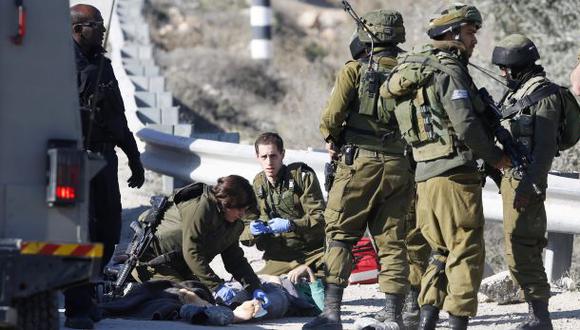 Imagen referencial de archivo que muestra a las fuerzas israelíes acercándose a un palestino abatido presuntamente por colonos en Cisjordania (Foto: AP)