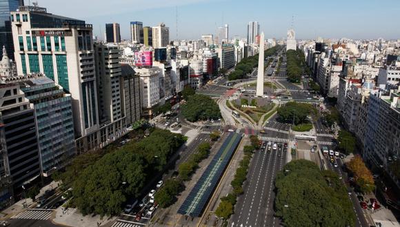 Vista aérea de la avenida 9 de Julio y la plaza de la República en Buenos Aires, el 28 de mayo de 2021. (Foto de JUAN MABROMATA / AFP).