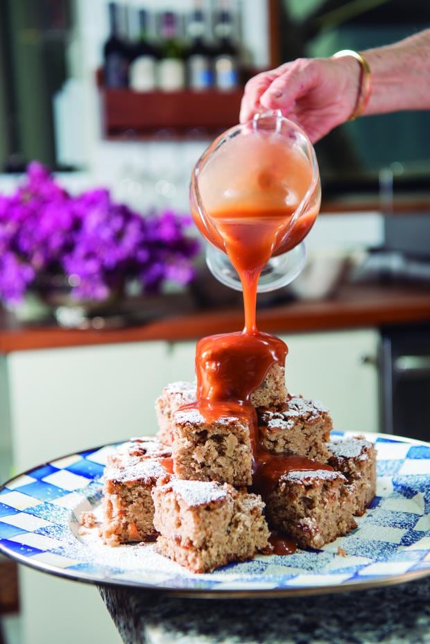 Apple blondies, served with a tasty butterscotch sauce.  (Photo: Sandra Elías)