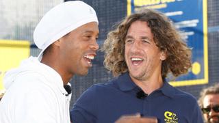 Ronaldinho sorprendió a Carles Puyol con una increíble huacha en un evento | VIDEO