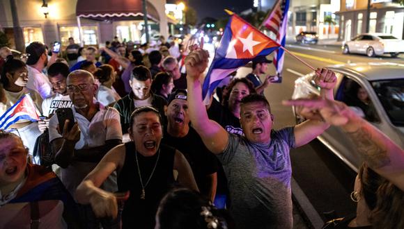 Los cubanoamericanos se reúnen frente al famoso restaurante cubano Versailles en Miami, Florida, EE.UU., el 17 de marzo de 2024, para apoyar las protestas de sus compatriotas en Cuba. (Foto de /EPA/CRISTOBAL HERRERA-ULASHKEVICH)