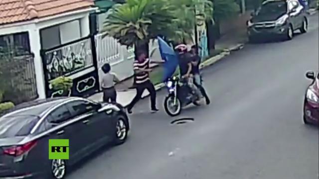Un hombre evitó ser asaltado por dos hampones solo usando su paraguas. La grabación del hecho se volvió viral en YouTube.