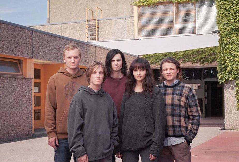 Sammy Scheuritzel, Louis Hofmann (Jonas), Moritz Jahn (Magnus), Lisa Vicari (Martha) y Paul Lux (Bartosz) al inicio de las grabaciones de la tercera temporada de "Dark" (Foto: Netflix)