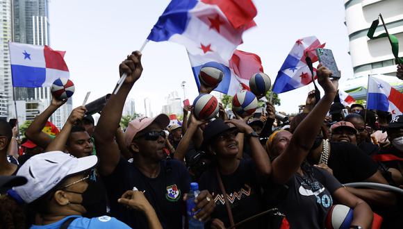 Cientos de personas, entre docentes y estudiantes, se movilizan hacia la Contraloría General de la República de Panamá hoy, durante una nueva jornada de protestas en medio de la huelga convocada por gremios sindicales debido al alto costo del combustible y los alimentos, en Ciudad de Panamá.