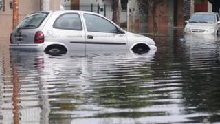 ¿Qué hacer si al cruzar por las inundaciones le entra agua al motor de mi vehículo? 