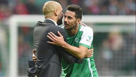 Claudio Pizarro y Pep Guardiola coincidieron en Bayern Múnich entre el 2013 y 2015. (Foto: AP)