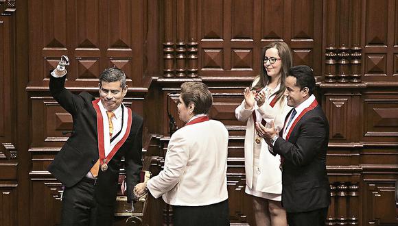 Luis Galarreta saluda a los congresistas luego de jurar como presidente del Congreso. Reemplaza en el cargo a Luz Salgado, también integrante de Fuerza Popular. (Foto: Anthony Niño de Guzmán)