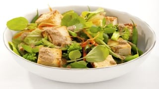 Ensalada de vegetales y tofu