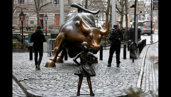 La desafiante "niña" de Wall Street se quedará un año más