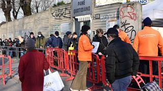 “Me da vergüenza”: Los “nuevos pobres” por el coronavirus en Milán hacen fila para recibir comida