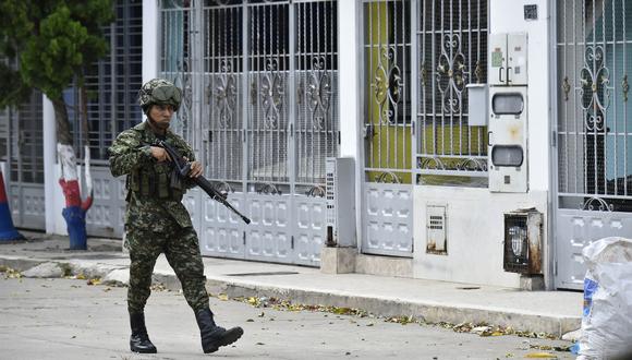 Un soldado vigila los alrededores del aeropuerto internacional Camilo Daza después de que la policía antiexplosivos de Colombia. (Foto de Schneyder Mendoza / AFP)