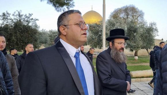 El ministro israelí y jefe del partido Poder Judío, Itamar Ben-Gvir (C), caminando por el patio del complejo de la mezquita Al-Aqsa de Jerusalén, el 3 de enero de 2023. (Foto de Minhelet Har-Habait / AFP)