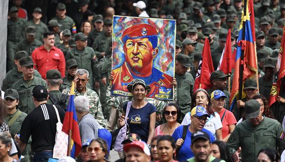 Militares, simpatizantes del gobierno venezolano y miembros de la milicia bolivariana marchan para conmemorar el 21 aniversario del regreso al poder de Hugo Chávez (1999-2013), en Caracas el 13 de abril de 2023. (Foto de YURI CORTEZ / AFP)
