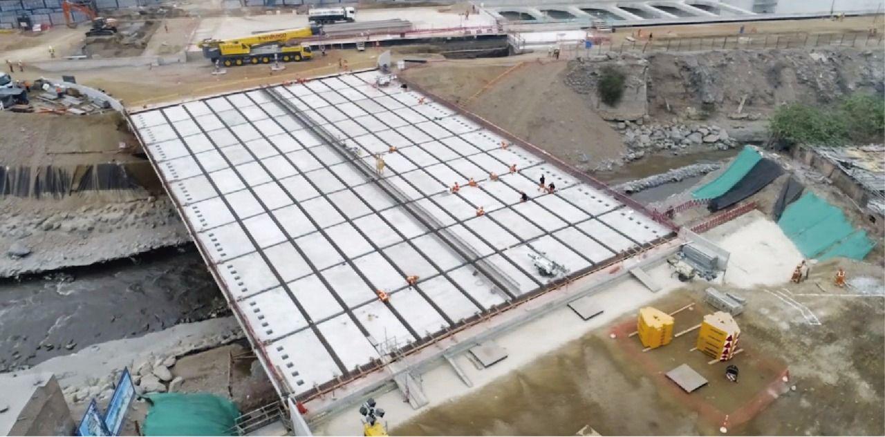 El alcalde de Lima,Luis Castañeda Lossio, explicó que ya está culminado el tendido del puente, y que ahora se avanzará con el vaciado del concreto y la unión de los bloques que garanticen la sostenibilidad de esta estructura. (Municipalidad de Lima)