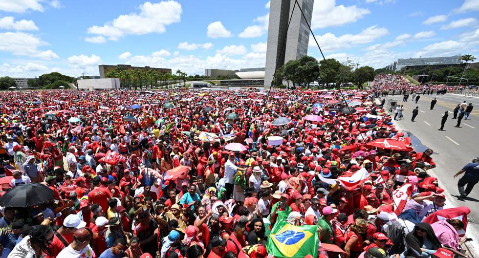 Los partidarios del presidente electo de Brasil, Luiz Inácio Lula da Silva, se reúnen para esperar su ceremonia de toma de posesión en Brasilia, el 1 de enero de 2023. (EVARISTO SA / AFP).