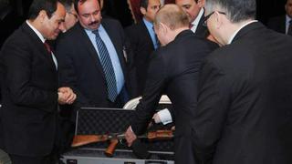 Putin le regaló un rifle Kaláshnikov al presidente de Egipto