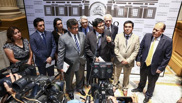La bancada de Peruanos por el Kambio (PpK) en una conferencia de prensa de diciembre del 2017. De los nueve legisladores que aparecen en la imagen, solo Sergio Dávila (primero por la derecha) permanece hoy en el grupo. (Foto: Congreso).