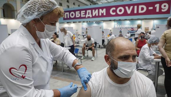 Imagen de archivo de un centro de vacunación contra el coronavirus covid-19 en Rusia. (EFE/EPA/MAXIM SHIPENKOV).