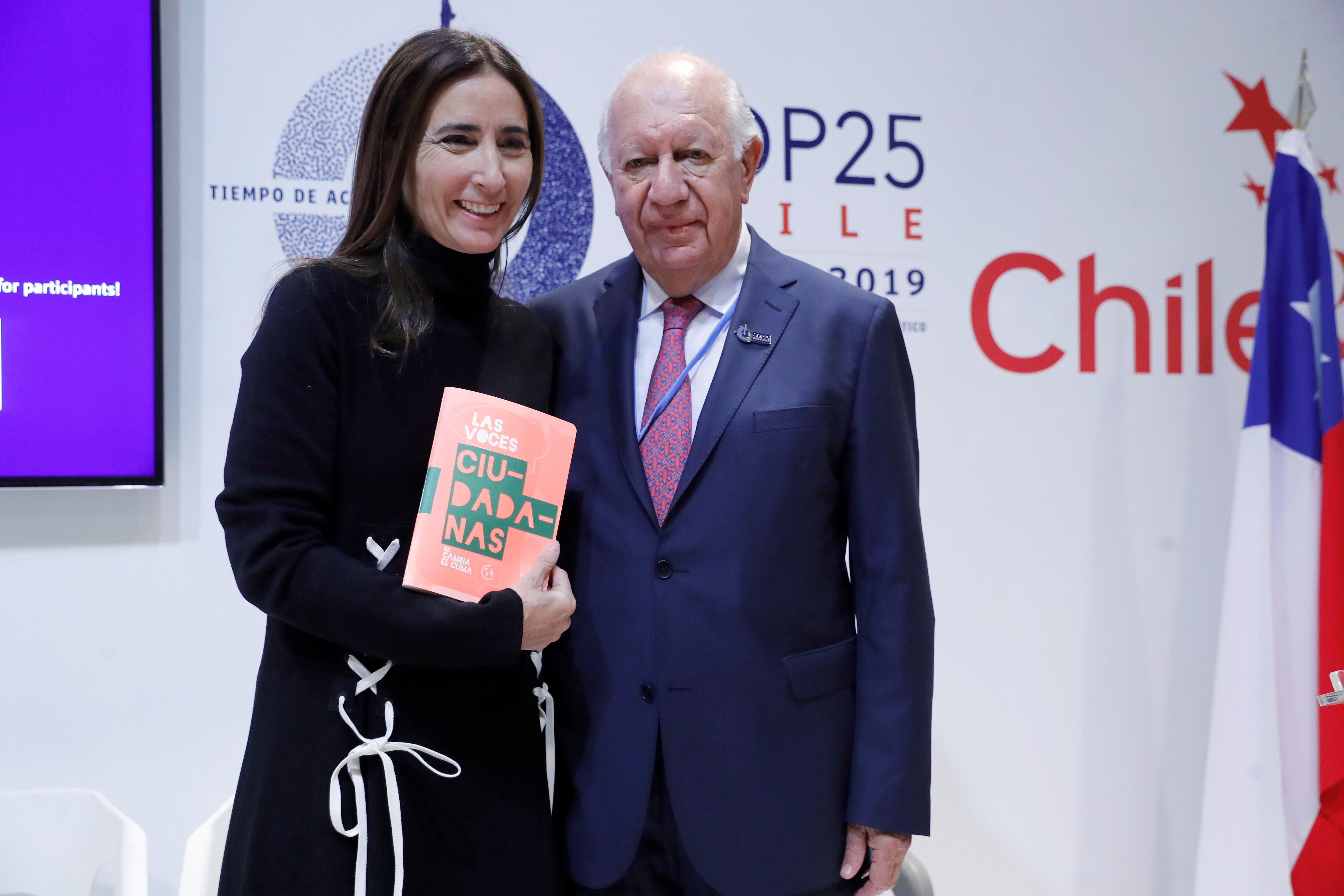 Ricardo Lagos y la actual ministra chilena de Medio Ambiente, Carolina Schmidt, durante su participación en un acto que ha tenido lugar este lunes en el pabellón de España, en la XXV Cumbre de la Convención de Cambio Climático de Naciones Unidas (COP25) que se celebra en Madrid bajo el lema "Tiempo de actuar". (Foto: EFE)