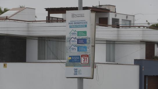 Vecinos de La Encantada constataron que en la urbanización hay señalizaciones firmadas tanto por las Municipalidad de Surco como por la Municipalidad de Chorrillos (foto: César Bueno).