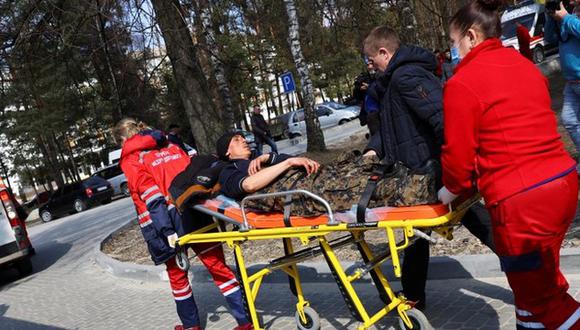 Médicos trasladan a un soldado herido en el ataque a la base militar de Yavoriv. (REUTERS).