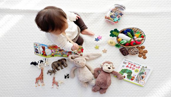 Jugar con objetos de diferentes tamaños promueve a que el niño o niña tenga más firmeza al coger las cosa